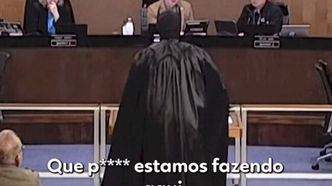 Momento em que 'Batman' começou o discurso na Prefeitura de Santa Clara