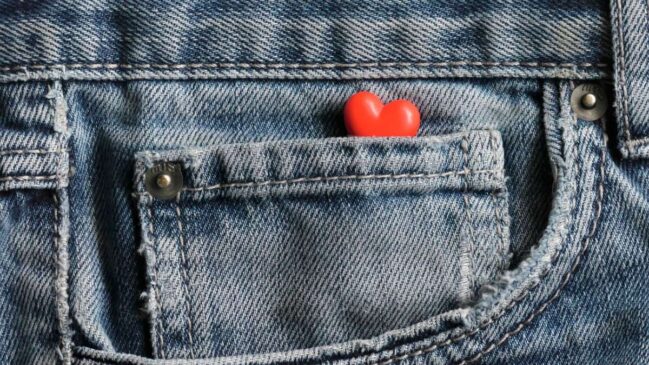 Em resumo, o pequeno bolso frontal do jeans nasceu para guardar relógios de bolso, lá no fim do século XIX