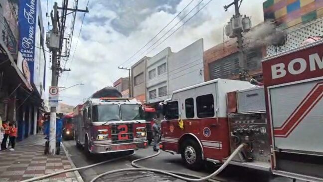 Bombeiros atuam na loja Bebê Maluco, no Brás, região central de São Paulo