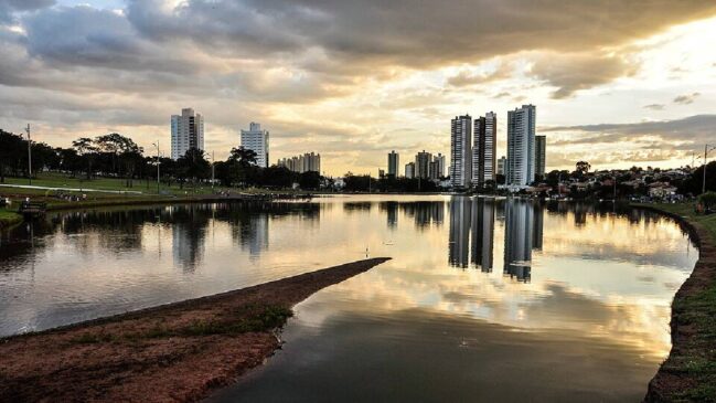 Segundo o IBGE, Campo Grande lidera entre as capitais em arborização, com vias cercadas de verde em bairros e avenidas