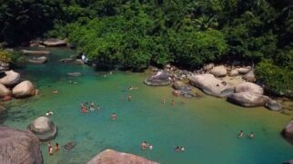 Saiba o percurso, estrutura e melhores horários para curtir as piscinas naturais da Praia do Cachadaço em um bate-volta de São Paulo