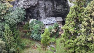 Vida isolada em meio às montanhas revela uma rotina simples e sustentável longe das cidades