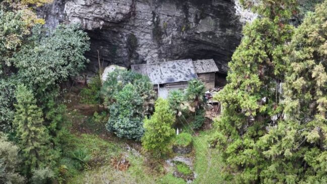 Vida isolada em meio às montanhas revela uma rotina simples e sustentável longe das cidades