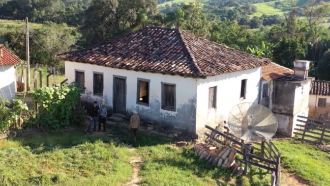 Eles já moraram em São Paulo, mas voltaram ao interior mineiro para amparar a mãe e manter o patrimônio da família