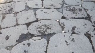 Preservada pela erupção do Vesúvio, Pompeia mantém ruas e detalhes que ajudam a entender a vida urbana na Roma antiga