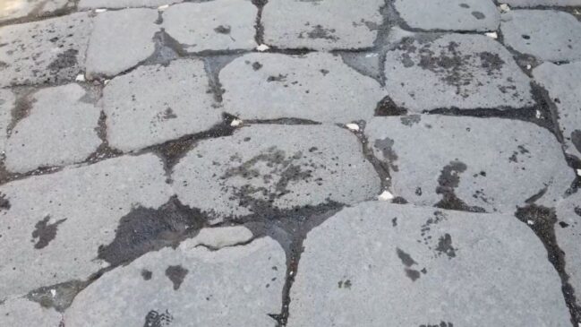 Preservada pela erupção do Vesúvio, Pompeia mantém ruas e detalhes que ajudam a entender a vida urbana na Roma antiga