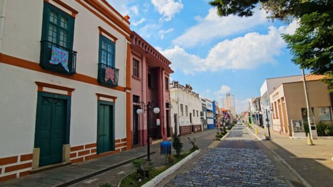 Com clima ameno, turismo rural e produção em larga escala, o destino perto da capital atrai quem busca tranquilidade, natureza e boa comida.