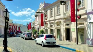 Cidade do Vale dos Vinhedos combina produção de espumantes, paisagens verdes e costumes mantidos por gerações
