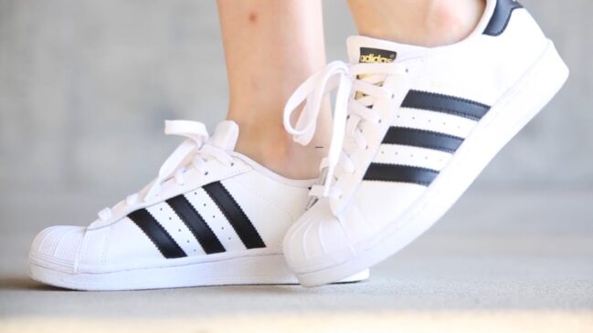 Clássico da Adidas reaparece com cara de 2026, unindo memória afetiva, conforto e styling fácil para o dia a dia