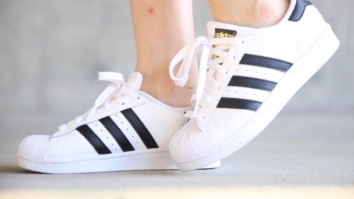 Clássico da Adidas reaparece com cara de 2026, unindo memória afetiva, conforto e styling fácil para o dia a dia