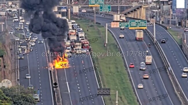Trânsito na rodovia acumula aproximadamente sete quilômetros de extensão