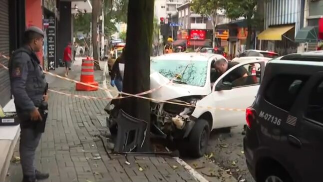 Carro ficou destruído após bater em uma árvore na rua Augusta, em São Paulo