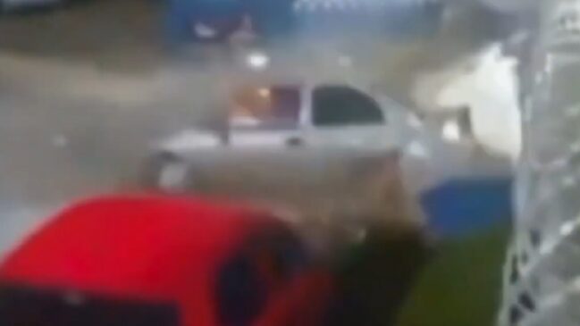 Uma câmera de segurança registrou o momento que o veículo