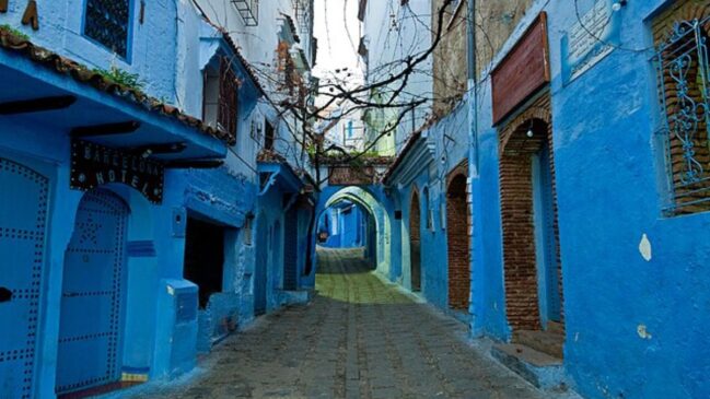 Das ruas às fachadas, o azul domina tudo, como se não houvesse diferença entre os tijolos e o céu
