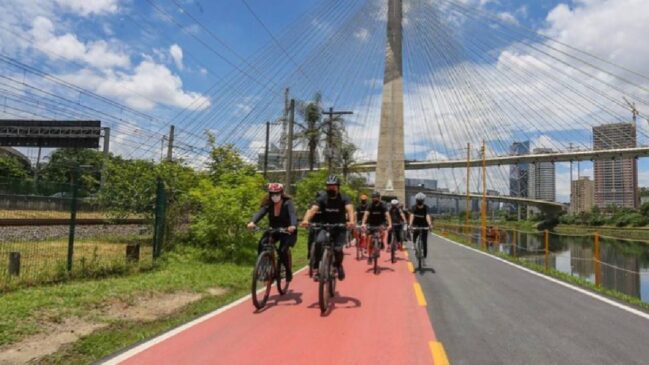 Uma das maiores ciclovias de São Paulo, a que margeia o Rio Pinheiros conta com 21,5 quilômetros de extensão
