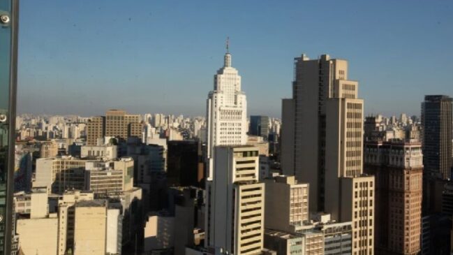 O grande atrativo do Sampa Sky são os decks de vidro que se projetam para fora da fachada