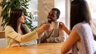 O "coffee badging" representa uma adaptação à nova lógica do trabalho