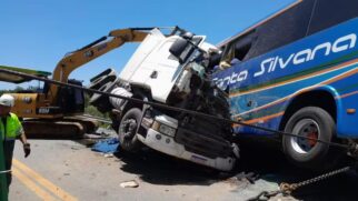 Caminhão teria desviado de congestionamento na contramão e colidido com o ônibus