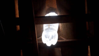 O líquido na lâmpada faz com que a luminosidade se espalhe em 360 graus dentro da sala.