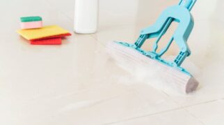 A água sanitária, além de causar manchas amareladas com o tempo, reage com resíduos de outros produtos e libera vapores tóxicos