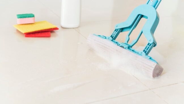 A água sanitária, além de causar manchas amareladas com o tempo, reage com resíduos de outros produtos e libera vapores tóxicos