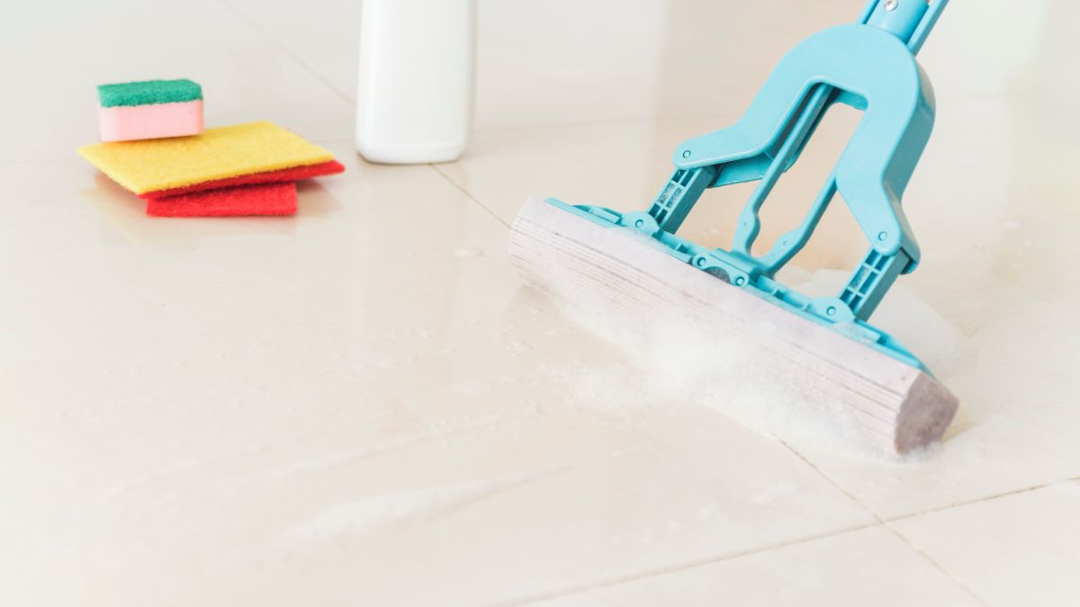 A água sanitária, além de causar manchas amareladas com o tempo, reage com resíduos de outros produtos e libera vapores tóxicos