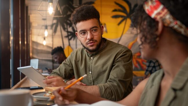 Escolha vai além da facilidade linguística, sendo ainda uma decisão estratégica para quem busca estudar e trabalhar fora