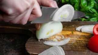 Com uma faca bem afiada e cortes cuidadosos, o choro na cozinha ao cortar cebola pode finalmente se tornar coisa do passado