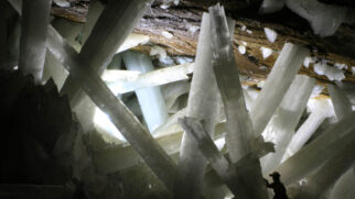 Descoberta em uma mina no México, a Caverna dos Cristais reúne colunas de gipsita gigantes e um clima extremo; veja como ela se formou, por que o acesso é restrito e o que o local ensina sobre geologia e até Marte