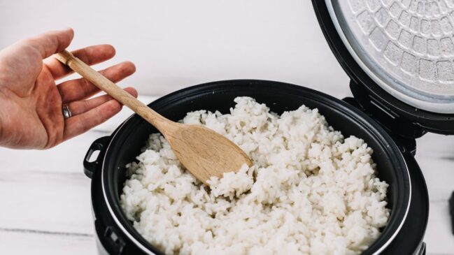 A importância dessa invenção está no fato de permitir que pessoas cozinhem arroz de forma prática e consistente