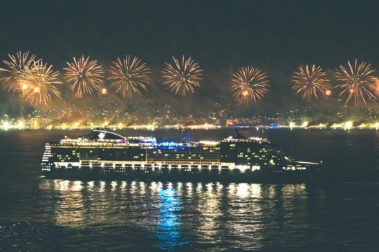 À medida que o relógio se aproxima da meia-noite no último dia do ano, o navio avança lentamente em direção à grande estrela da noite: a praia de Copacabana, no Rio de Janeiro