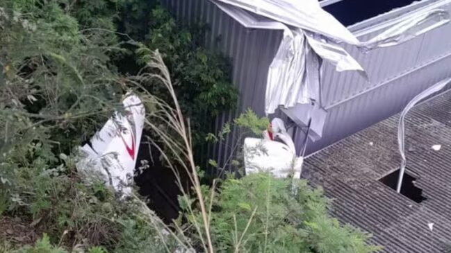 Segundo o Aeroporto de Guarapari, a aeronave é particular e caiu pouco depois da decolagem