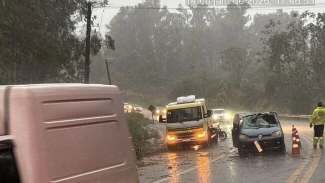 Acidente aconteceu por volta das 17h, no km 18 da rodovia Oswaldo Cruz (SP-125)