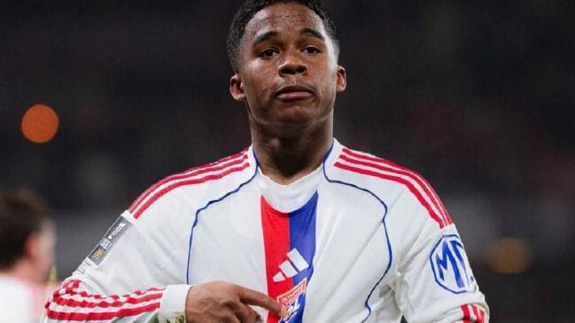 Recém-chegado ao Lyon, da França, o jovem fez três gols na última partida e já se tornou a referência da equipe