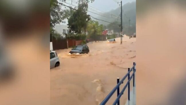 Morador registrou em vídeo motoristas tentando fugir da enxurrada
