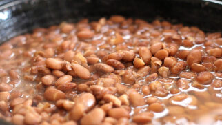 Recomendação mais comum para reduzir esse efeito é deixar o grão de molho por várias horas e descartar a água antes do preparo