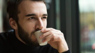 Estudos sobre sabor e tolerância ao amargo ajudam a entender por que o café puro, sem açúcar, vira a escolha de muita gente