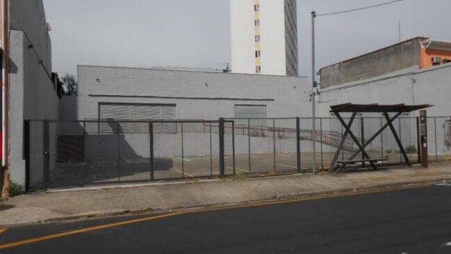 Imóvel possui uma área construída de 589 m² com estrutura metálica e fechamentos em alvenaria