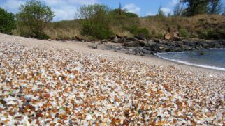 Praia nos EUA virou ponto turístico após ação do mar sobre vidro descartado