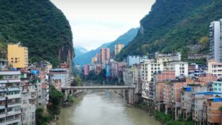 Localizada na China, Yanjin se desenvolveu entre montanhas e um rio, com trechos de apenas 30 metros de largura