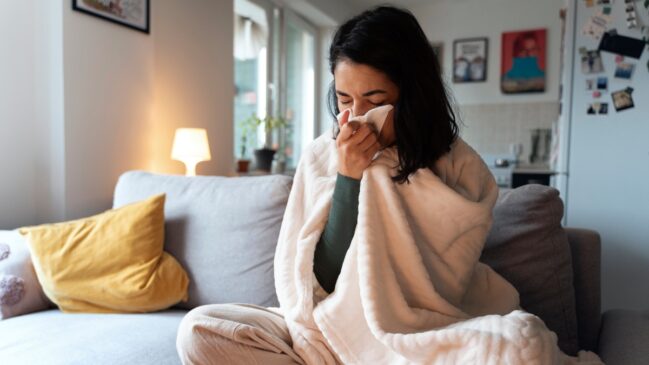 Febre ou dor no corpo? Entenda como cada remédio atua e por que ler a bula evita erros comuns em temporadas de gripe
