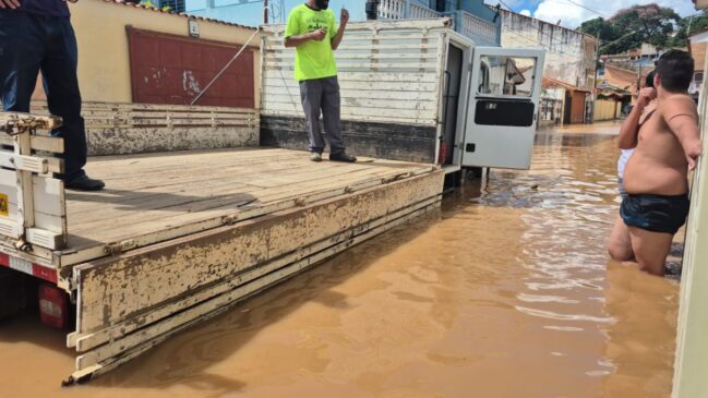 Enchente aconteceu após cheia decorrente das fortes chuvas que atingiram a cidade no início da semana