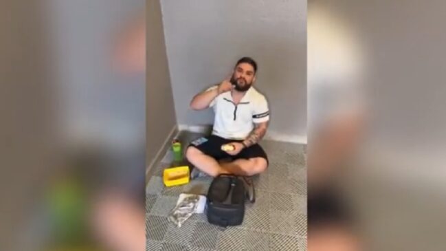Personal relatou que a suposta falta de flexibilidade o teria levado a se alimentar dentro do banheiro da unidade