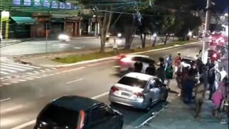 Motorista de 24 anos foi preso em flagrante após atropelar três pessoas em frente a um bar na Zona Leste