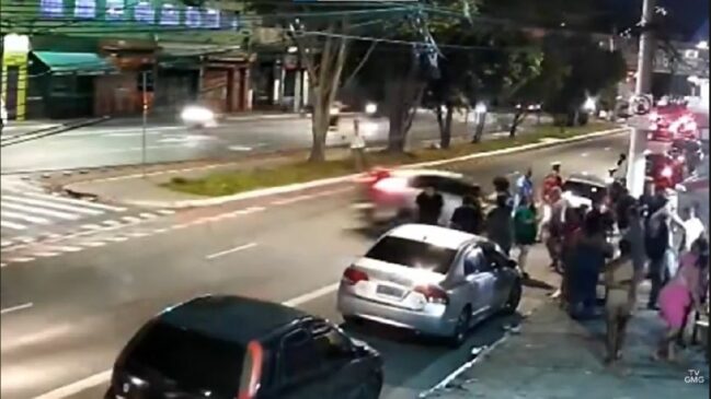 Motorista de 24 anos foi preso em flagrante após atropelar três pessoas em frente a um bar na Zona Leste