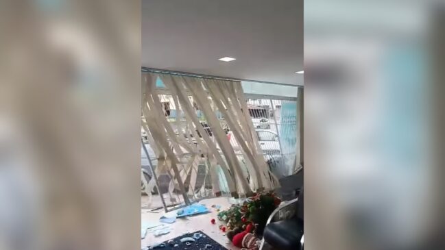 Motorista jogou propositalmente o próprio carro contra a fachada de uma loja de ar-condicionado no bairro Água Verde, em Blumenau