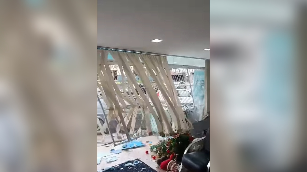 Motorista jogou propositalmente o próprio carro contra a fachada de uma loja de ar-condicionado no bairro Água Verde, em Blumenau