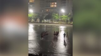 Uma pessoa foi retirada do mar desacordada na Praia das Pitangueiras, em Guarujá, no litoral paulista, na noite da última terça-feira