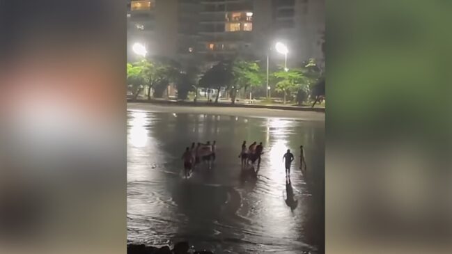 Uma pessoa foi retirada do mar desacordada na Praia das Pitangueiras, em Guarujá, no litoral paulista, na noite da última terça-feira