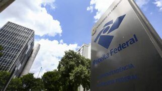 Leilão reúne itens como celulares, pedras preciosas, carros e instrumentos musicais
